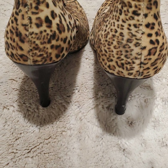 Very Volatile Faux Fur Leather Cheetah Print Pull On Pointed Toe Calf Boots 6.5 - Picture 3 of 6